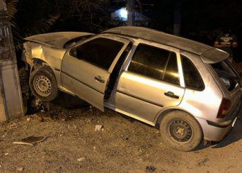 Carro bate contra plataforma do Semais e gera transtornos no fornecimento de água no bairro Cobre Canelinha