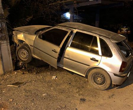 Carro bate contra plataforma do Semais e gera transtornos no fornecimento de água no bairro Cobre Canelinha