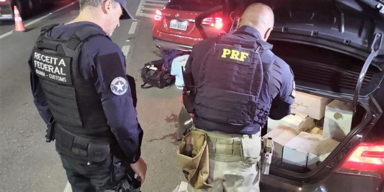 Ação conjunta PRF e Receita apreende 145 garrafas de vinhos argentinos na BR-101