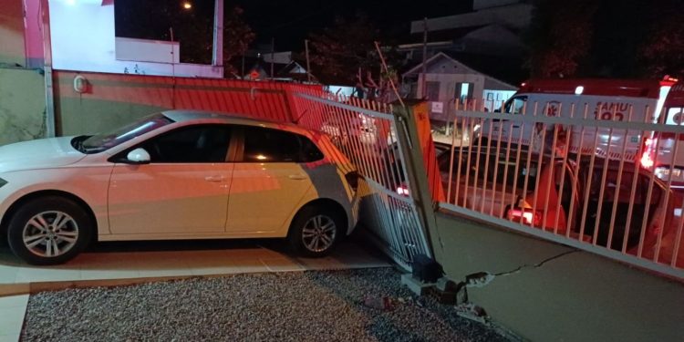 Homem morreu após colidir veiculo contra um muro em Porto Belo