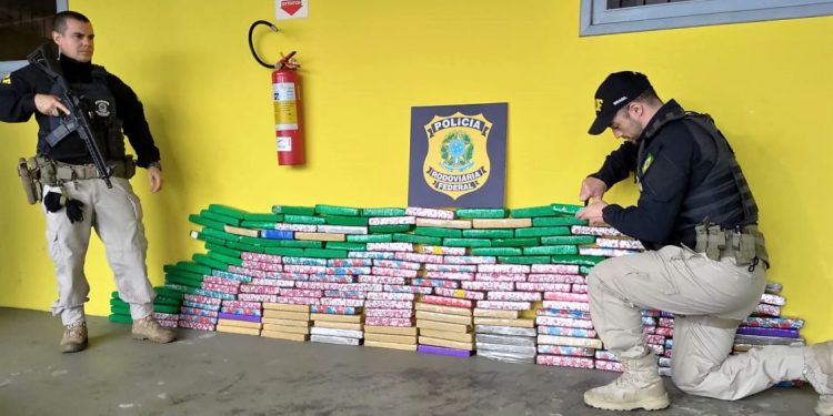 Homem e adolescente são presos com 125 quilos de maconha na BR-101 em Joinville