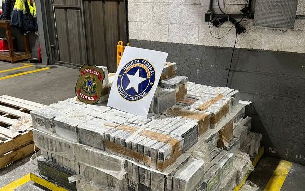Polícia e Receita Federal realizam maior apreensão de cocaína do ano no Porto de Navegantes