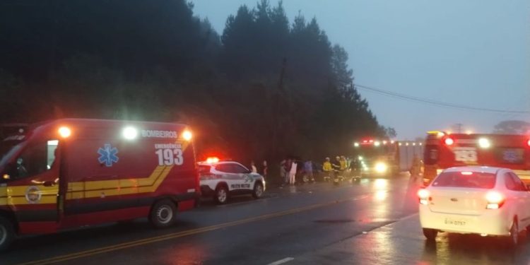 Câmera de segurança flagra momento exato de colisão na SC 418