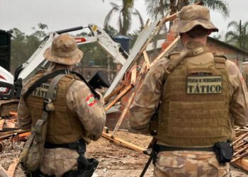 Construções irregulares são demolidas para conter invasão em área de preservação de Itapema