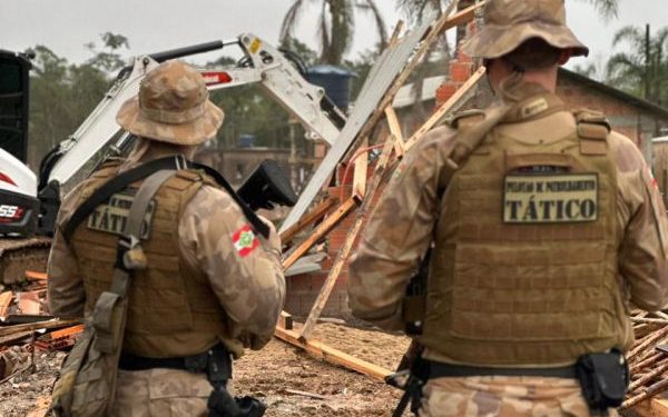 Construções irregulares são demolidas para conter invasão em área de preservação de Itapema