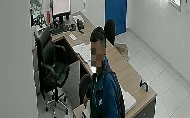 Homem furta relógio de secretaria de escola no Jardim São Paulo