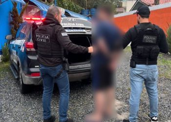 Polícia Civil prende em bombinhas dois investigados por roubo em porto belo e apreende drogas, dinheiro e carro