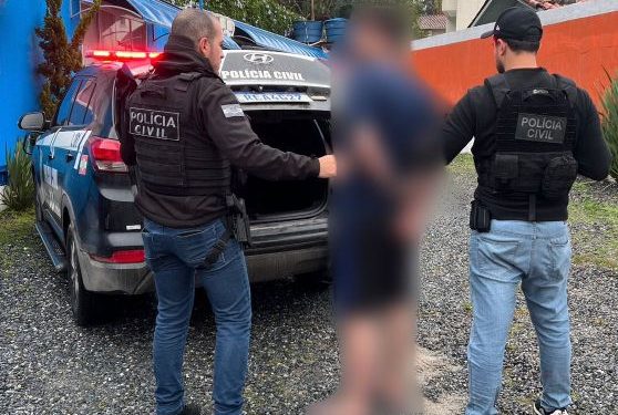 Polícia Civil prende em bombinhas dois investigados por roubo em porto belo e apreende drogas, dinheiro e carro