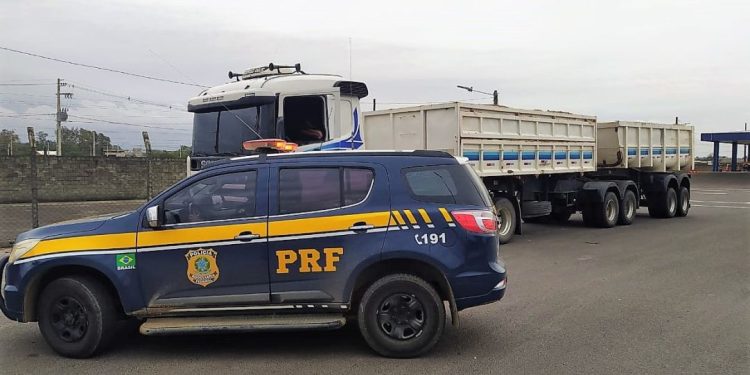 Mais de 20 toneladas de excesso são flagradas em bitrem na BR-101
