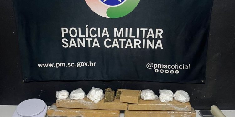 Homem é preso pela PM ao armazenar drogas em sua residência