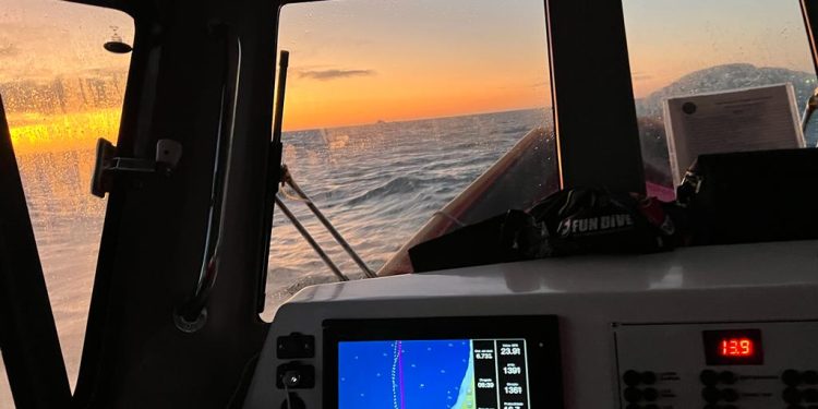 Bombeiro Militar e Marinha fazem buscas por embarcação desaparecida em Florianópolis