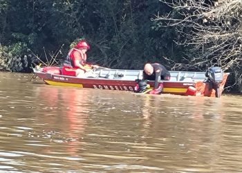 Após buscas do Bombeiro Militar carro encontrado no rio com três corpos