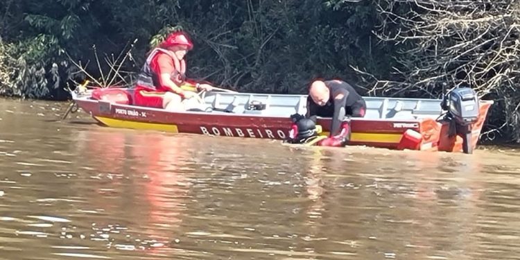 Após buscas do Bombeiro Militar carro encontrado no rio com três corpos