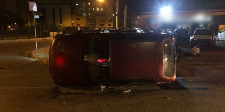 Homens fogem da Policia Militar e capotam veiculo as margens da BR 101 em Itapema