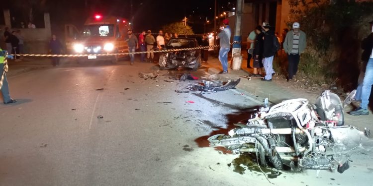 Motociclista fica ferido após colidir de frente com carro, quando transitava na contramão de direção