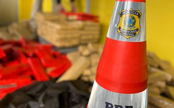 PRF localiza 305 kg de maconha em carro dirigido por adolescente na BR-101