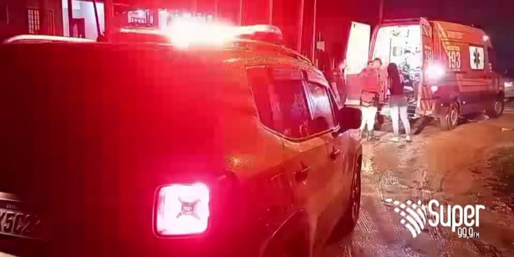 Homem em surto agride irmã e com um machado e um martelo quebra o carro do pai no bairro Carmelo