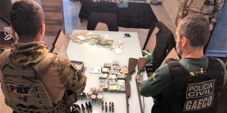força-tarefa de segurança publica participam de operação do GAECO contra facção criminosa em SC