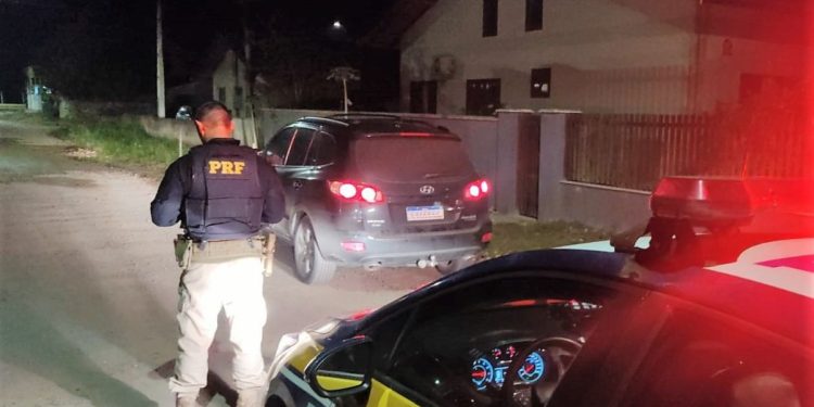 Duas horas após o furto, camioneta é recuperada pela PRF na BR-101