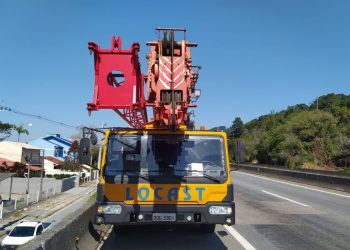 Homem morre após ser atropelado por pneu que soltou de guindaste na BR-101