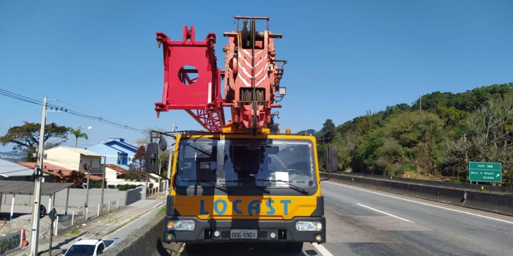 Homem morre após ser atropelado por pneu que soltou de guindaste na BR-101