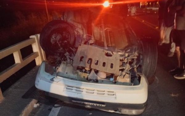 Atropelamento seguido de colisão e capotamento em Canelinha