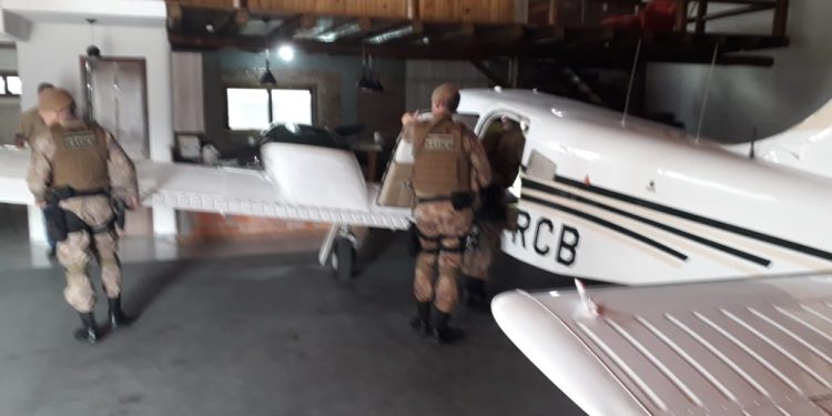 Após denúncias avião furtado no Paraná é recuperado em Porto Belo