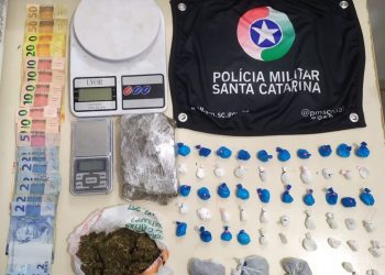 Após denúncias Policia Militar prende suspeito e encontra drogas em Tijucas