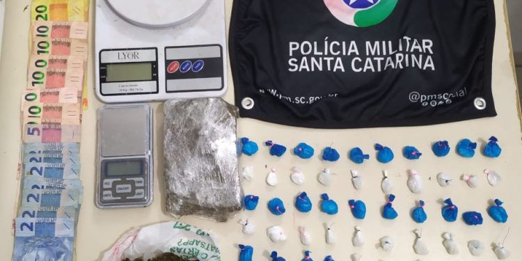 Após denúncias Policia Militar prende suspeito e encontra drogas em Tijucas