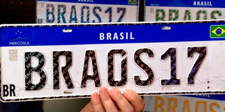“Municípios e estados” podem “voltar” para placas de veículos
