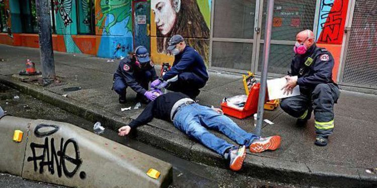 Fentanil: Crise de overdoses nos EUA ceifa quase 300 vidas por dia e atinge proporções alarmantes.