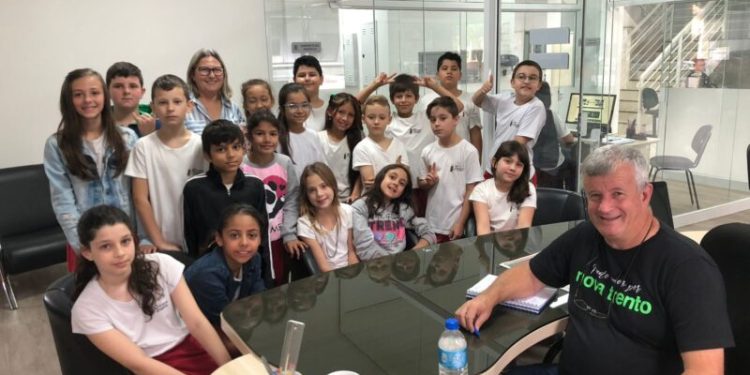 Estudantes da Escola João Bayer Sobrinho visitam Prefeitura de Nova Trento