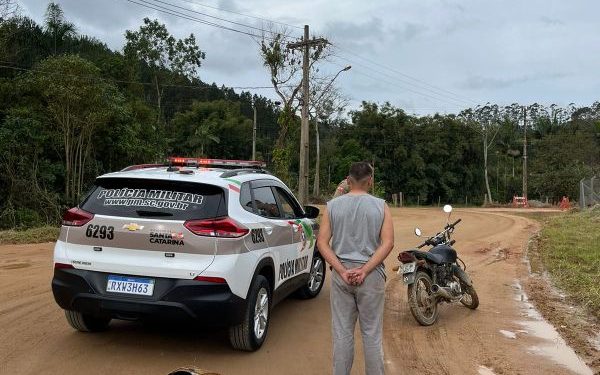 Homem é preso após fugir da Polícia Militar com moto adulterada