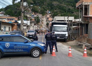 Operação combate construções irregulares e furto de energia