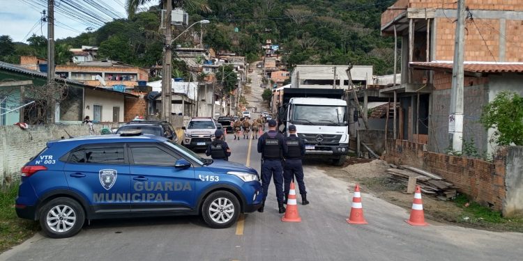 Operação combate construções irregulares e furto de energia