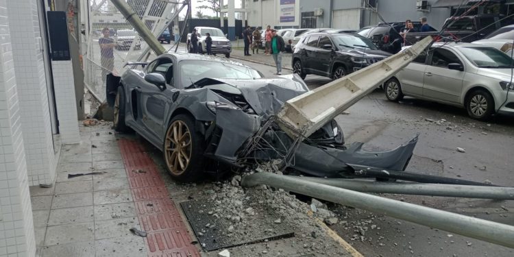 Motorista perde controle de veículo e colide contra poste em Itapema