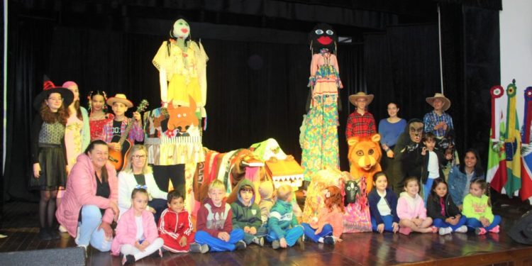 Projeto sobre o folclore brasileiro é desenvolvido junto a estudantes do Maternal II e de Pré-Escola