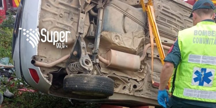 Homem fica ferido após capotar carro em Nova Trento