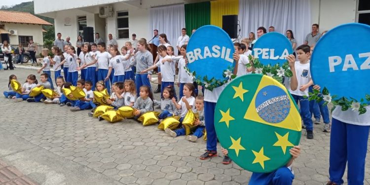 Desfile Cívico em Major Gercino tem mais de 700 estudantes