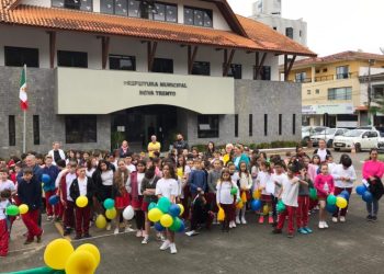 Caminhada cívica reúne alunos das escolas municipais no Centro de Nova Trento