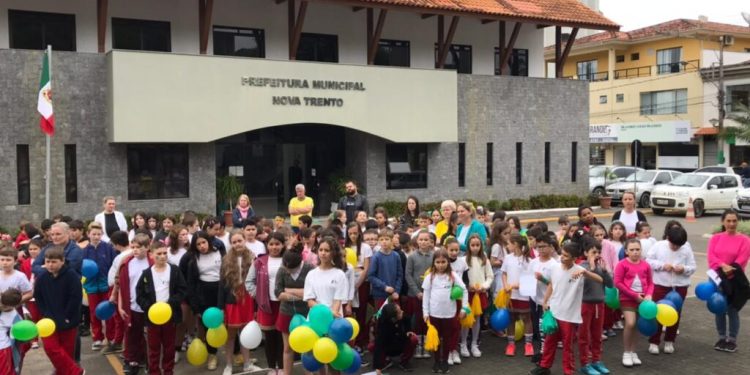 Caminhada cívica reúne alunos das escolas municipais no Centro de Nova Trento