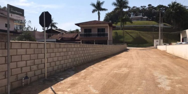 Secretaria de Obras de Nova Trento conclui pavimentação da rua Érico Meschke, no Claraíba