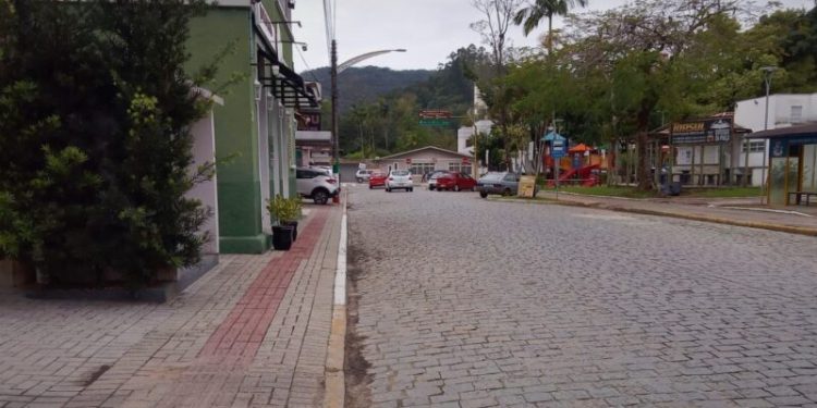 Secretaria de Obras adia tubulação na rua da Praça Getúlio Vargas para terça-feira