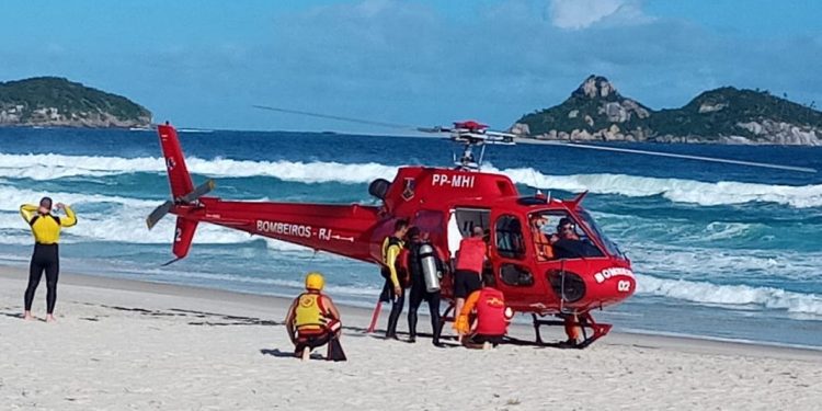 Bombeiros fazem buscas por jovem que desapareceu no mar em Itapema