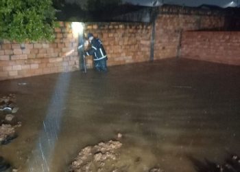 Chuva forte causa estragos e prejuízos, Bombeiro Militar trabalha no atendimento as vitimas em SC