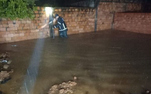 Chuva forte causa estragos e prejuízos, Bombeiro Militar trabalha no atendimento as vitimas em SC