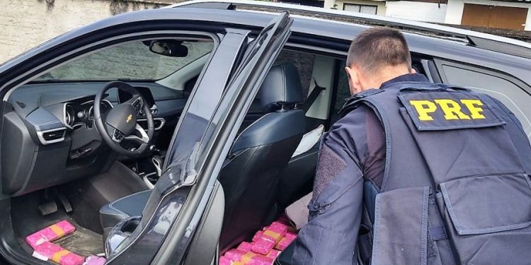 PRF localiza maconha em carro que fugiu de abordagem na BR-101