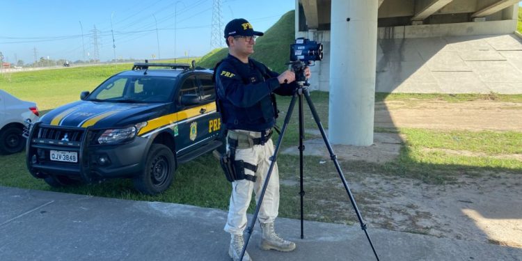 Carro é flagrado a 181 km/h na BR-101 em Imbituba