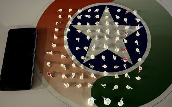 Homem foge ao ver a Polícia e deixa cair celular e drogas pelo caminho