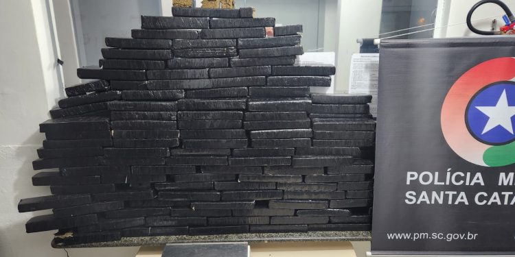 Após denúncias Polícia Militar prende suspeitos e encontra grande quantidade de drogas